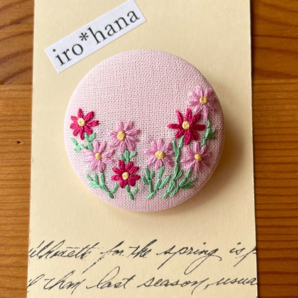 くるみボタン刺繍ブローチ　秋桜と千日紅のブローチ　handmade くるみボタン刺繍ブローチ 秋桜と千日紅のブローチ handmade