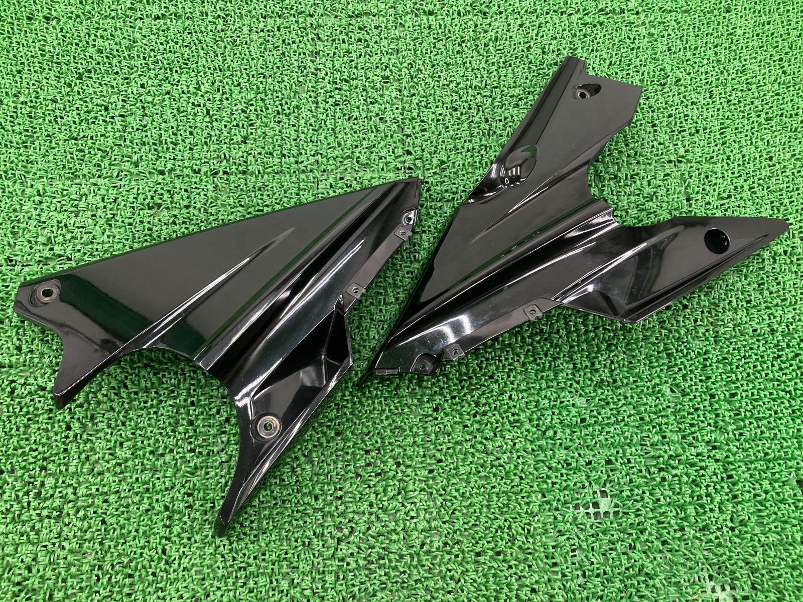 YZF-R15 アンダーカウル 左右 黒M 20P-F8385-00/20P-F8395-00 ヤマハ 純正 中古 ME11CK017C2028*** 20P-F8385-00 20P-F8395-00