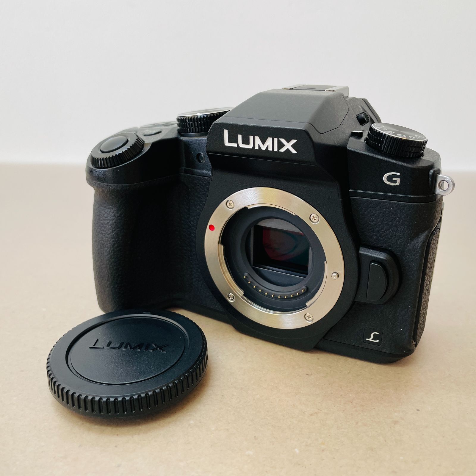 【10％OFF】 美品 Panasonic ボディ シャッター回数2,098回 DMC-G8 G8 LUMIX デジタルカメラ