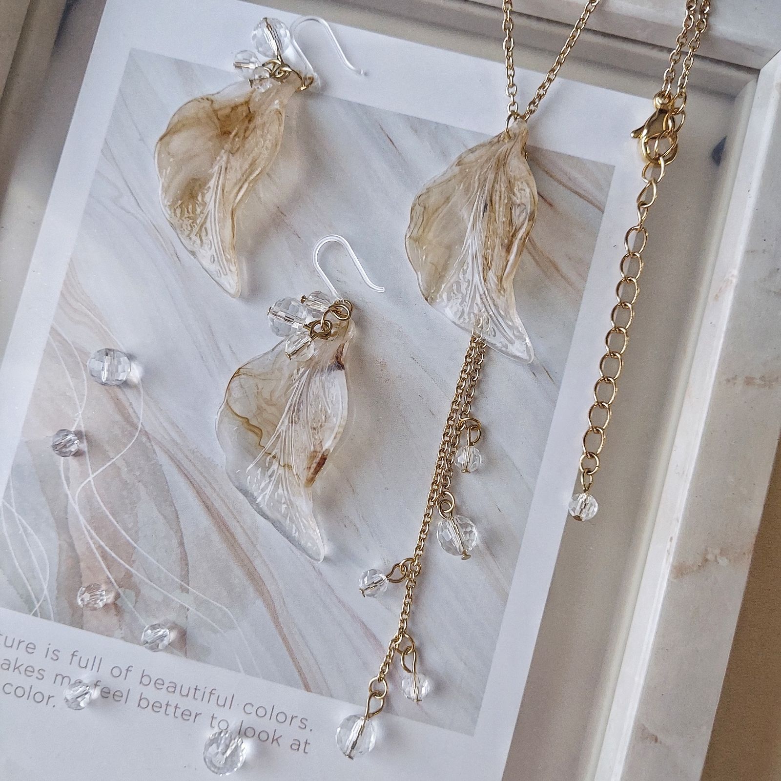 ハンドメイド♡白薔薇の涙ピアス♪ 恐ろしい