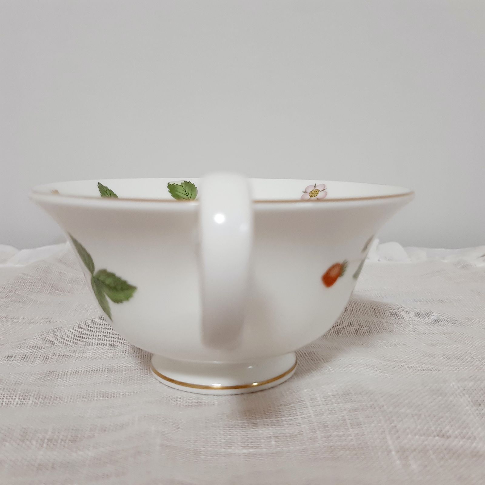 ウェッジウッド ワイルドストロベリー カップ&ソーサー - メルカリ