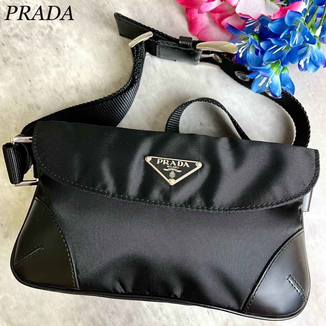 ✨極美品✨ PRADA プラダ ショルダーバッグ トートバッグ 三角ロゴ トライアングル フラップ ロゴ型押し バックル シルバー金具 総柄 ロゴプレート  テスートナイロン レザー 肩掛け レディース ブラック 黒色 - メルカリ