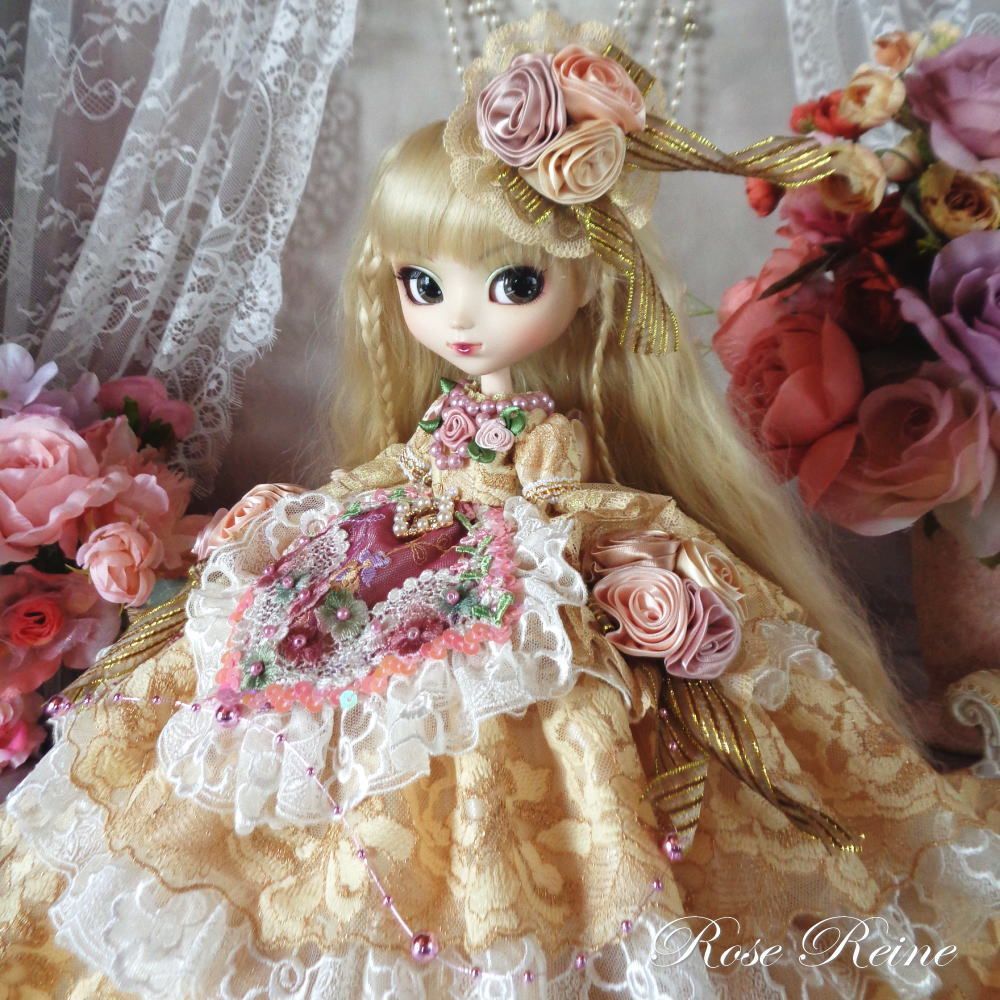 ラグシュアリーハニーゴールドの豪華ボリュームフリルドールドレス