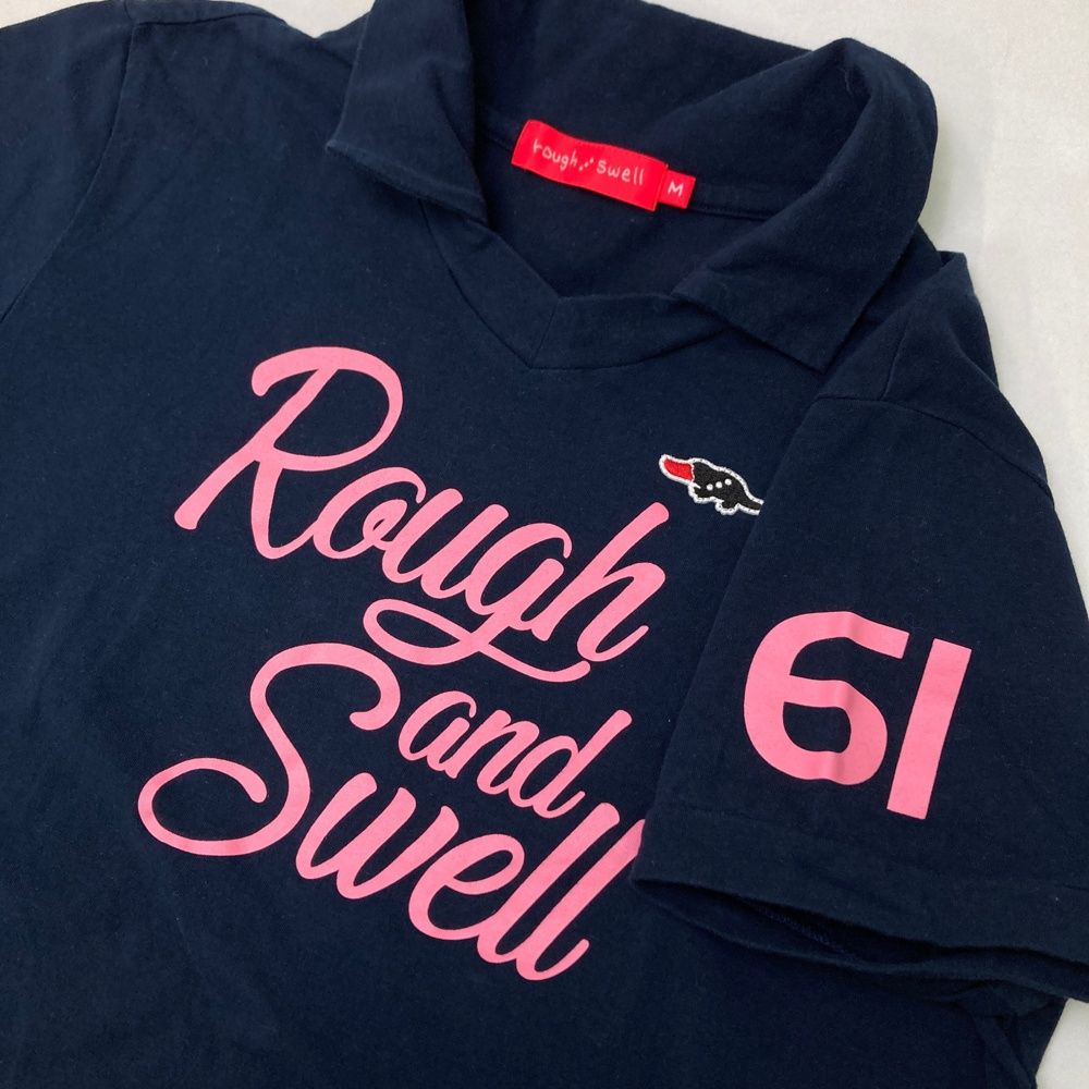 サイズ：M ROUGH&amp;SWELL ラフアンドスウェル  襟付き 半袖Tシャツ  ネイビー系 [240101483022] ゴルフウェア レディース ストスト ROUGH&SWELL ラフアンドスウェル 襟付き 半袖Tシャツ ネイビー系