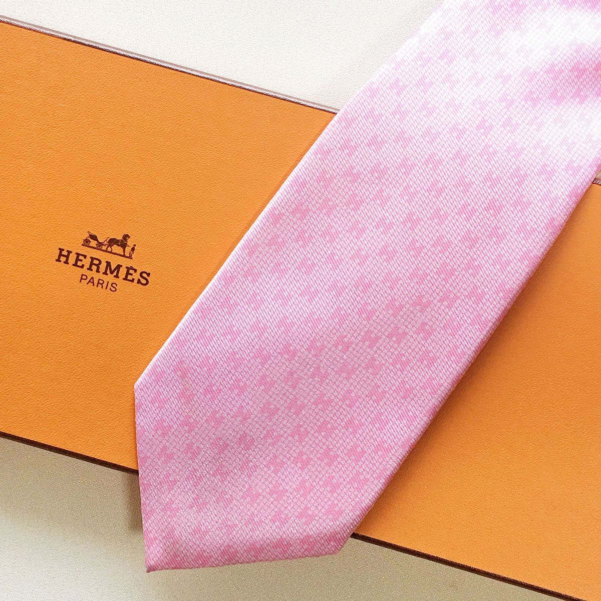 HERMES エルメス ネクタイ H柄 総柄 ピンク シルク100% フランス製 美品 エルメス HERMES ネクタイ シルク100% フランス製 ピンク H柄 254