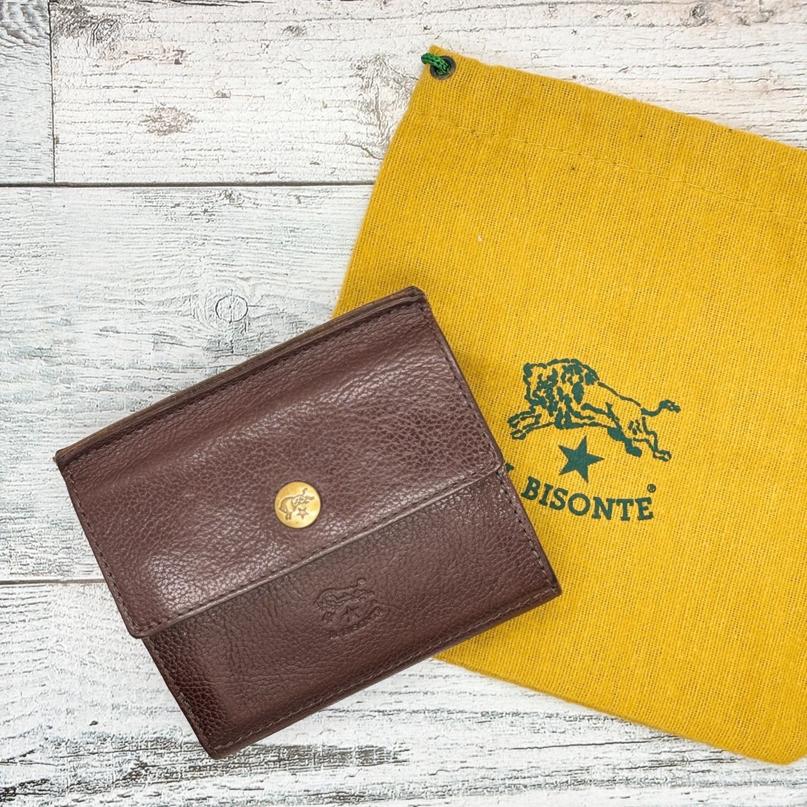 味わい深いクラシックレザー IL BISONTE イルビゾンテ 三つ折り財布 ロゴ型押し コンパクト こげ茶 本革