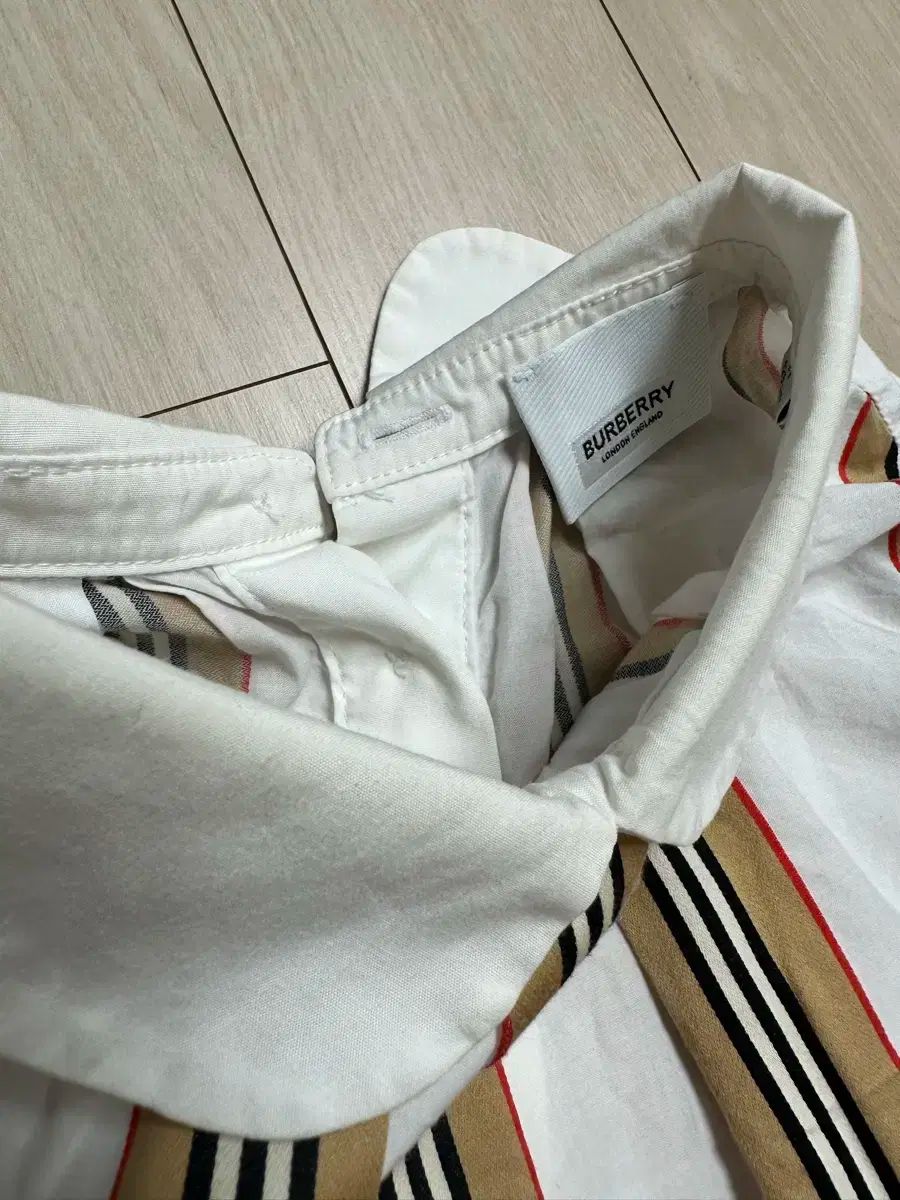 正規品 BURBERRY(バーバリー ) 女児 ブラウス 販売 8y 128cm BURBERRY