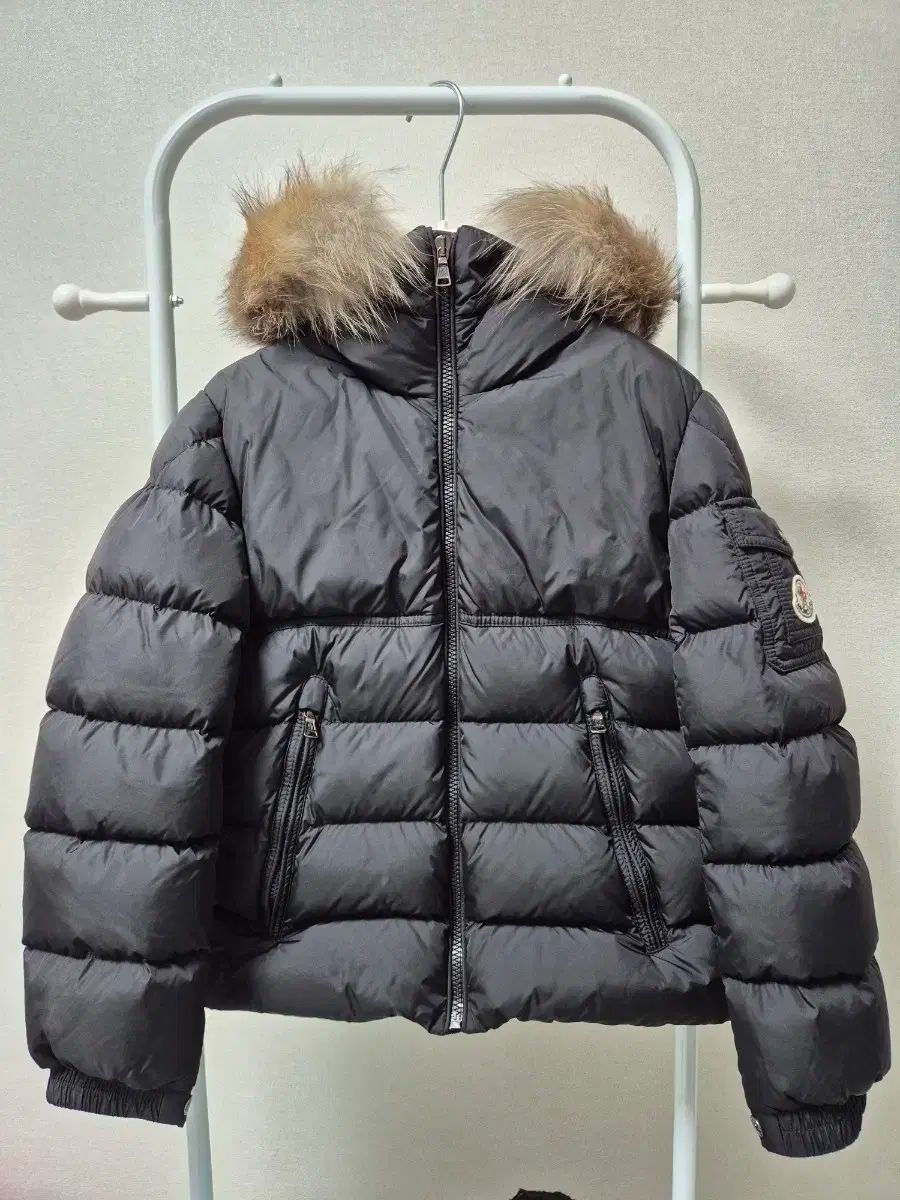 MONCLER モンクレール BYRON(モンクレール) キッズ ダウンジャケット 子供服・用品(85cm CHARPAL黒14A入荷大人も着られるキッズMONCLER(モンクレール)BUYMA byron（キッズ・ベビー・マタニティ）の通販 &frasl; 人気ファッションインスタグラマー TikTokerの黒田りこ様ご着用の ブラック（黒）系 - ブランド ダウン ニューマヤ