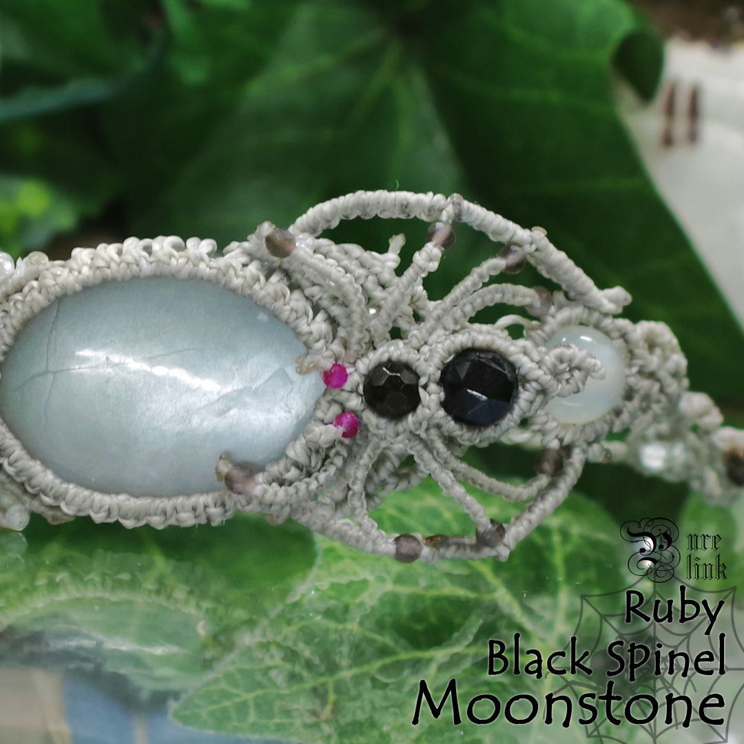 ブレスレット 聖なる白銀の月光 ホワイトムーンストーン 蜘蛛モチーフブレスレット マクラメ編み 天然石