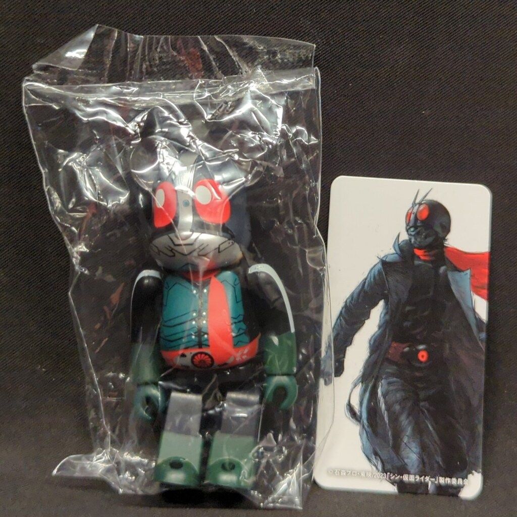 MEDICOM TOY - BE@RBRICK 仮面ライダー(シン・仮面ライダー) 2個セット シン・仮面ライダー』のライダー2人がコート姿でベアブリックに