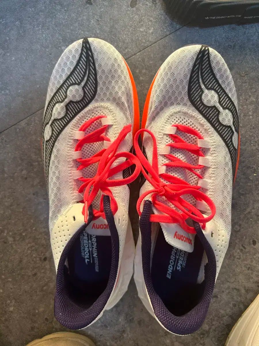 サッカニー エンドルフィン プロ 4 白 オレンジ