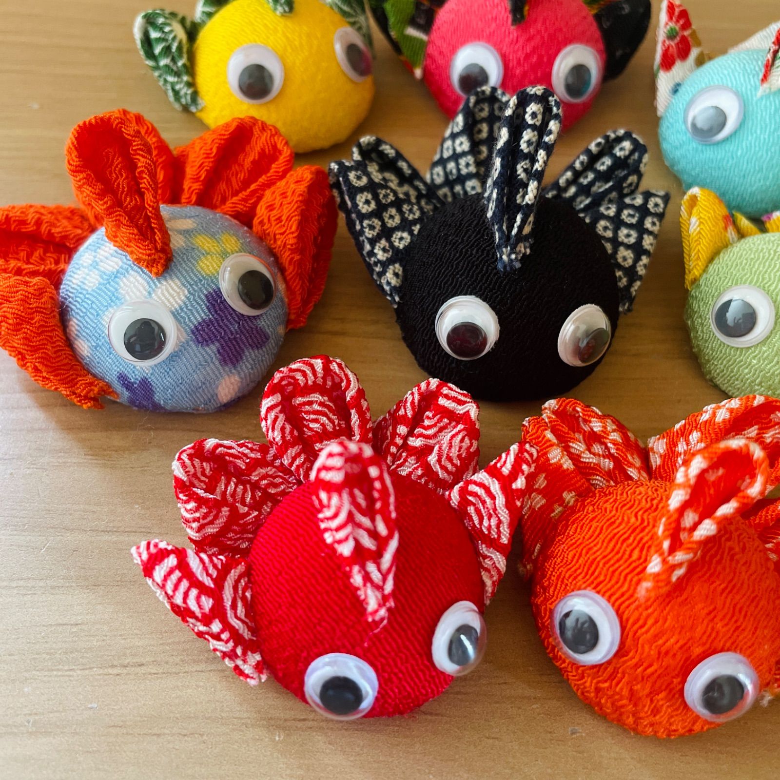 【ちりめん細工】ハンドメイド ハンドメイド 金魚 8匹 夏飾り 玄関飾り ちりめん つまみ細工