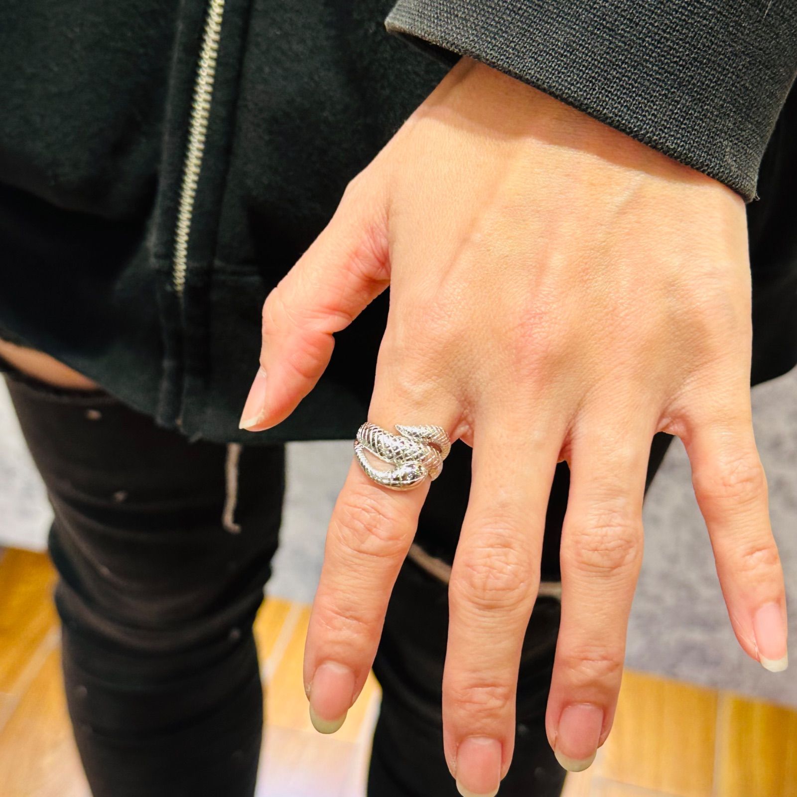 13』リング。13は一般的にネガティブな数字と思われがちな数字ですが実はその逆で「目標達成」「集中」「ポジティブ」とプラスの意味がある『13  』。自分のエンジェルナンバーや好きな数字等数字モチーフのリングやペンダントで身に着けるのもおすすめです✨ #GINYANEXT ...