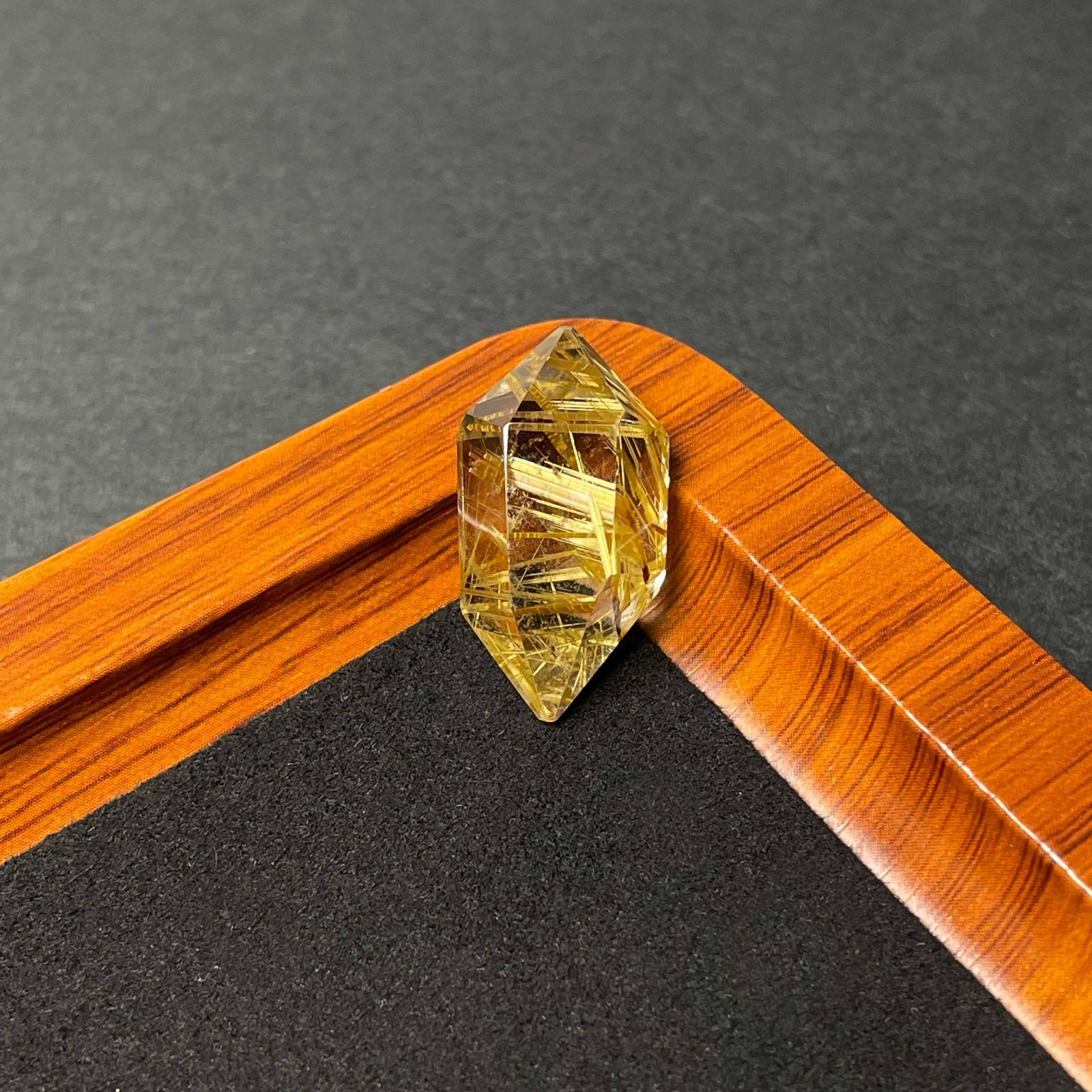 10 OFF 黄金タイチンルチル パワーストーン 天然石 原石 金運 お守り プレゼント1 26 12.2 11.8mm ZZ1550