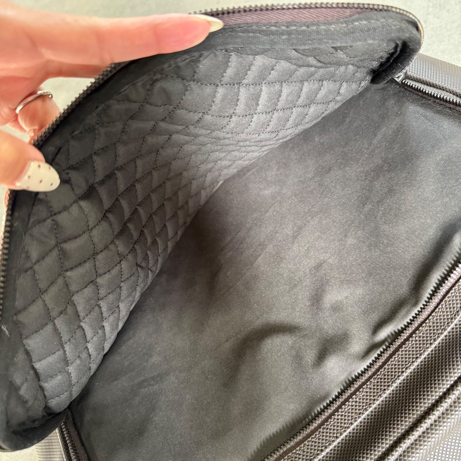 ダークブラウン