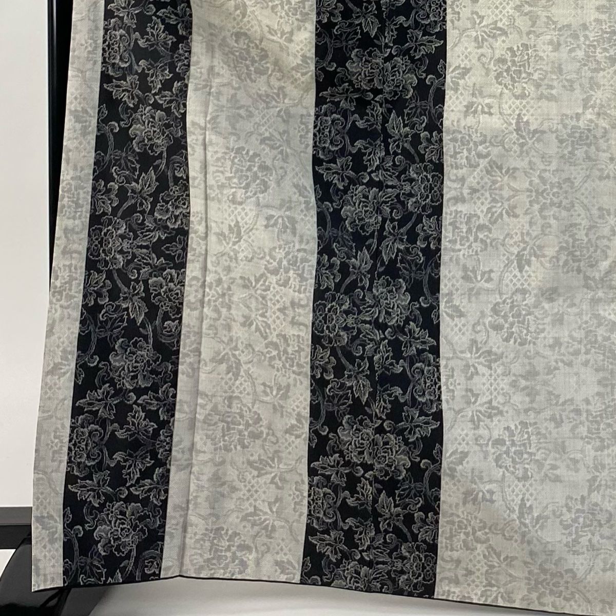 紬 身丈170cm 裄丈67cm M 袷 花唐草 縦縞 灰色 正絹 秀品