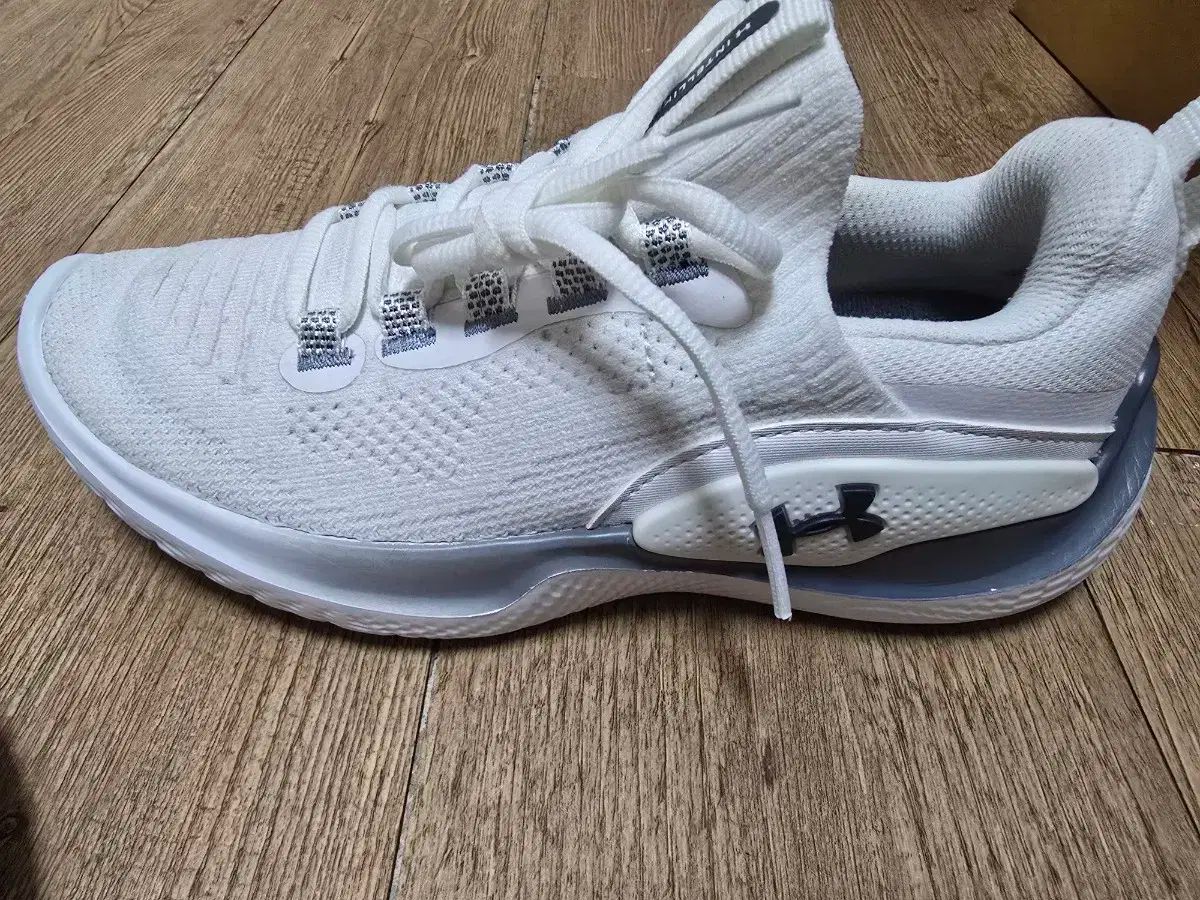 アンダーアーマー スニーカー