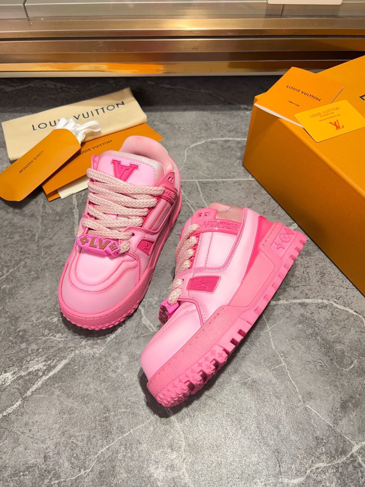Louis Vuitton trainer 女性のロートップファッショナブルなカジュアルシューズ
