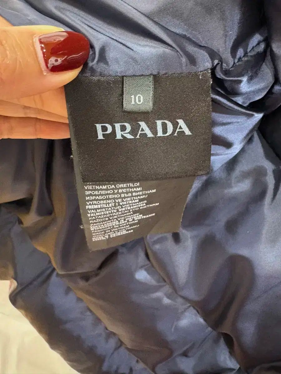 配送商品は通常配送無料。 プラダ キッズ バーガンディ ダウンジャケット ロング丈 10サイズ 重要性のある