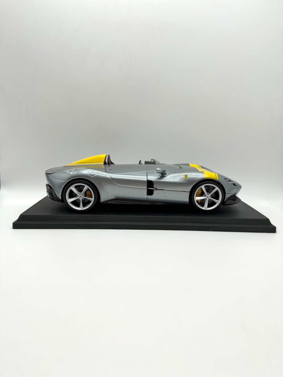 Maisto 1/18 Ferrari Monza SP1 シルバー/イエロー マイスト