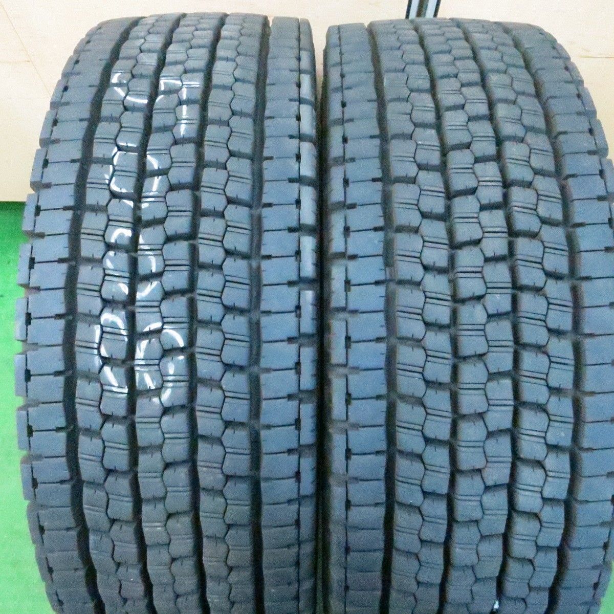 *送料無料* バリ溝！23年！9.5分トラック タイヤ 245/70R19.5 136/134J スタッドレス ブリヂストン W999 19.5インチ4050413ナス