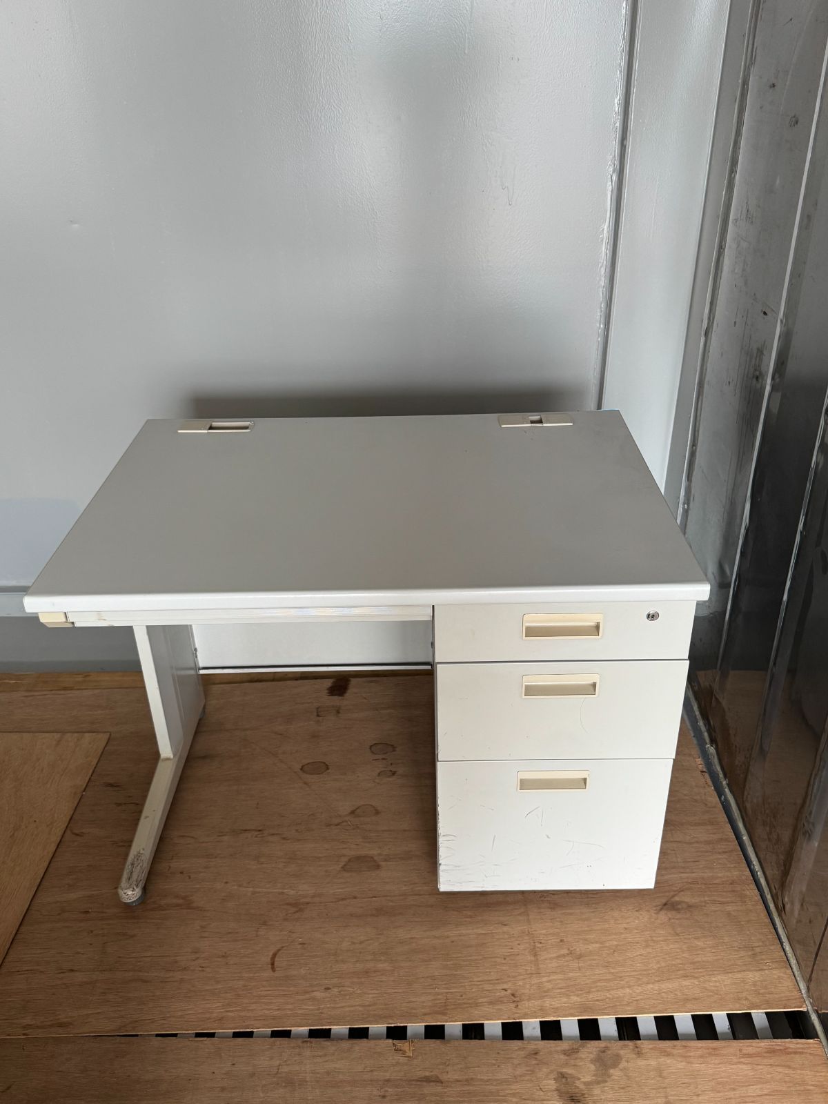 102 地域 販売商品 オフィスデスク スチール製の片袖鍵付き