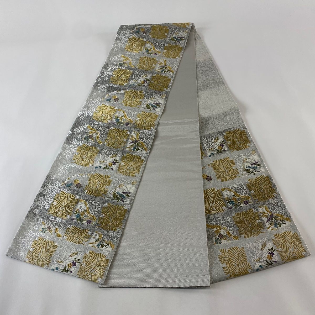 袋帯 美品 秀品 松 桜 金銀糸 箔 灰色 六通 正絹 【中古