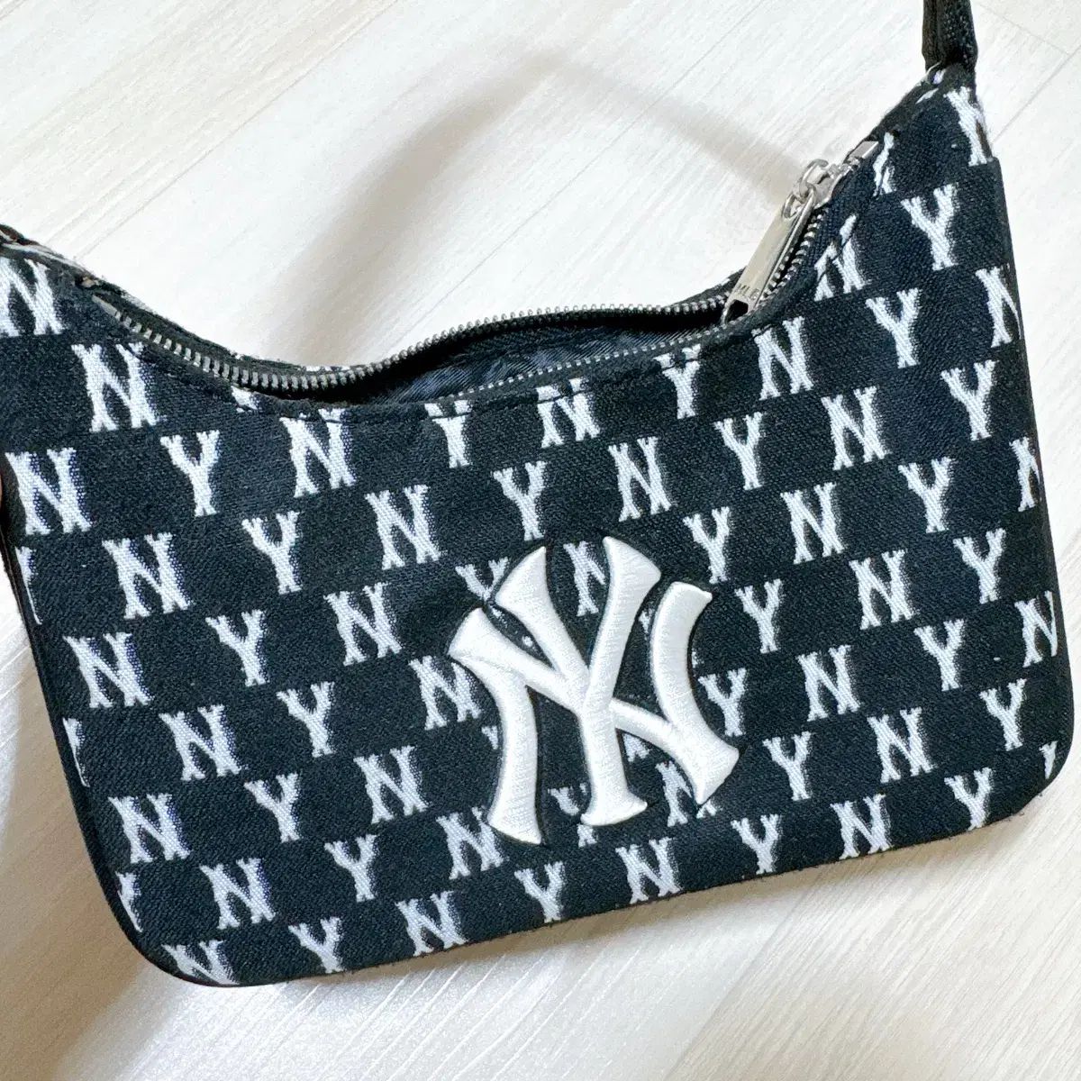 MLB モノグラム ジャカード ホーボーバッグ ニューヨーク