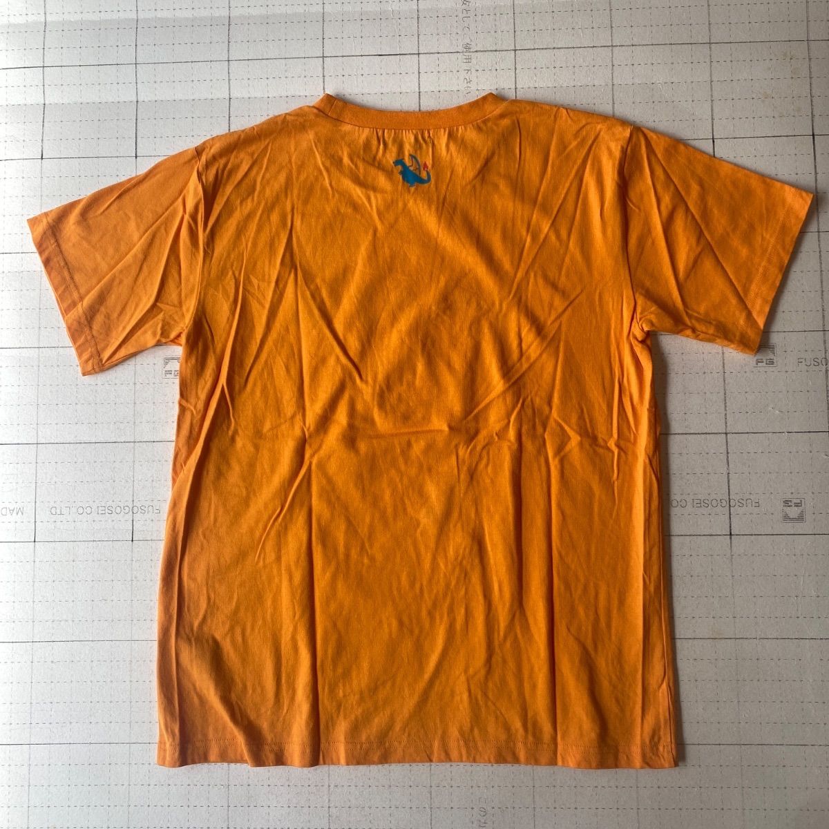 ト2508-①-4976 ポケモンセンター リザードンTシャツ オレンジ