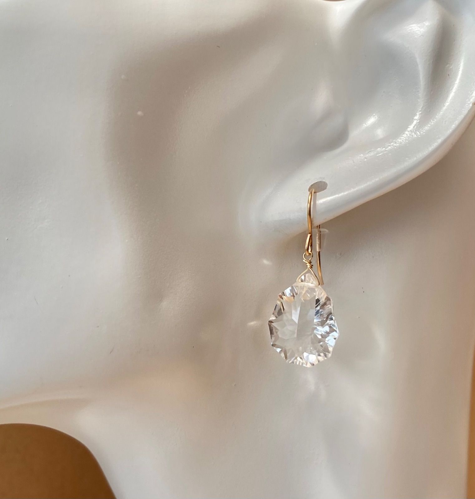 クリスタル ロゼッタコンケーブ 大小 天然石　14kgf クリスタル　ロゼッタコンケーブ　ペアシェイプ　ピアス　ア対応