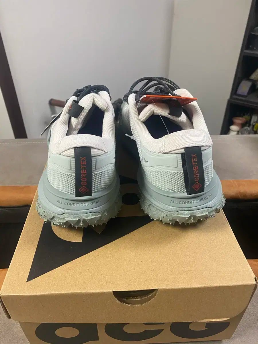  NIKE ACG GORE TEX トレイルシューズ 白 登山靴 トレッキングシューズ アウトドアシューズ