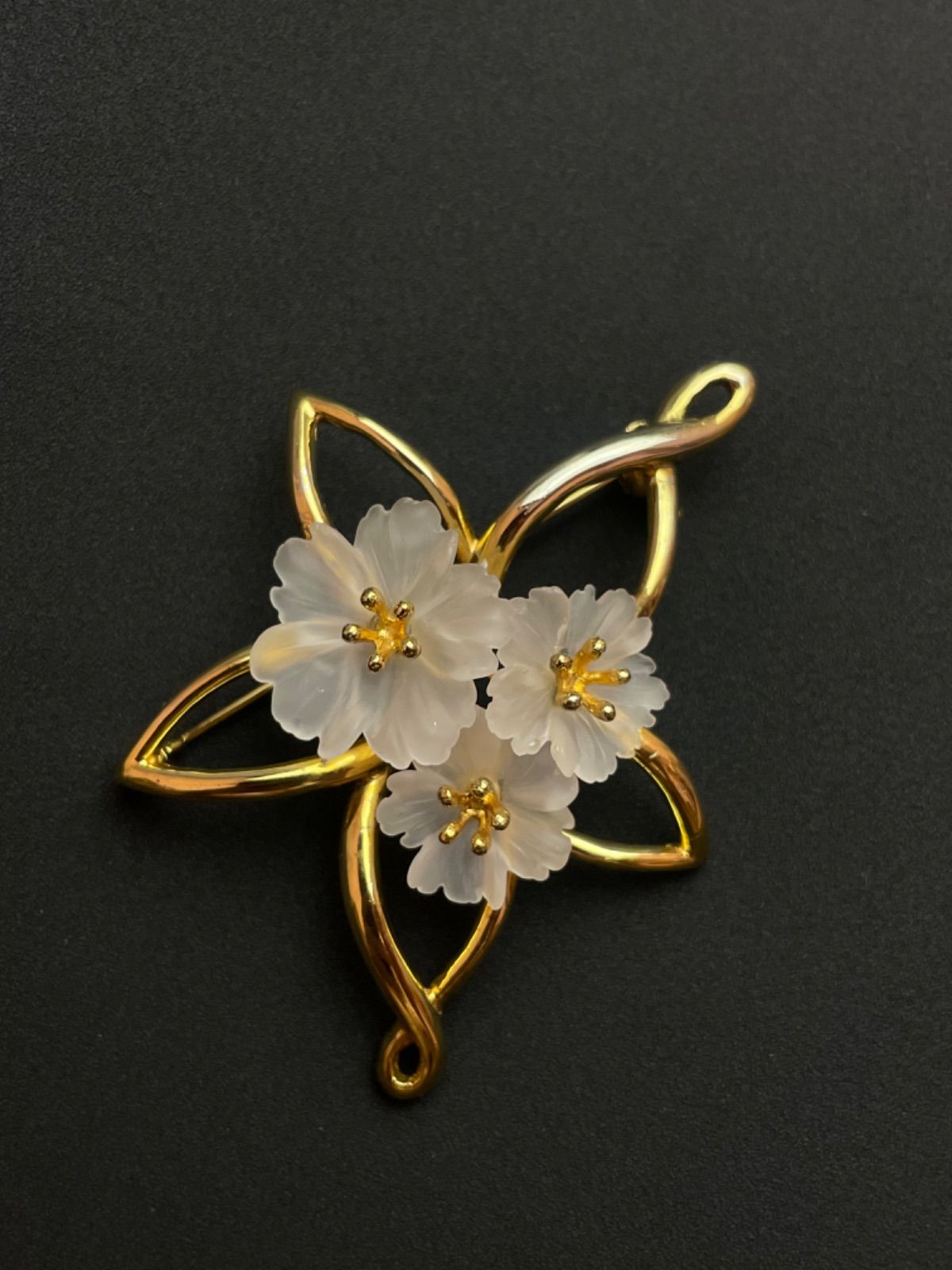 ヴィンテージ シルバー 銀製 金仕上げ 水晶彫り 繊細な桜の花 ブローチ