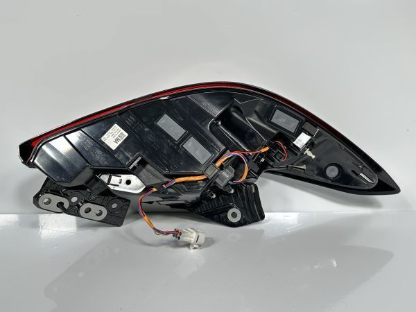 美品/破損キズなし/低走行 GR86 ZN8 純正 右テールランプ Assy テールライト 右テール RH LED SU003-11020  84201-CC001 D258 MA