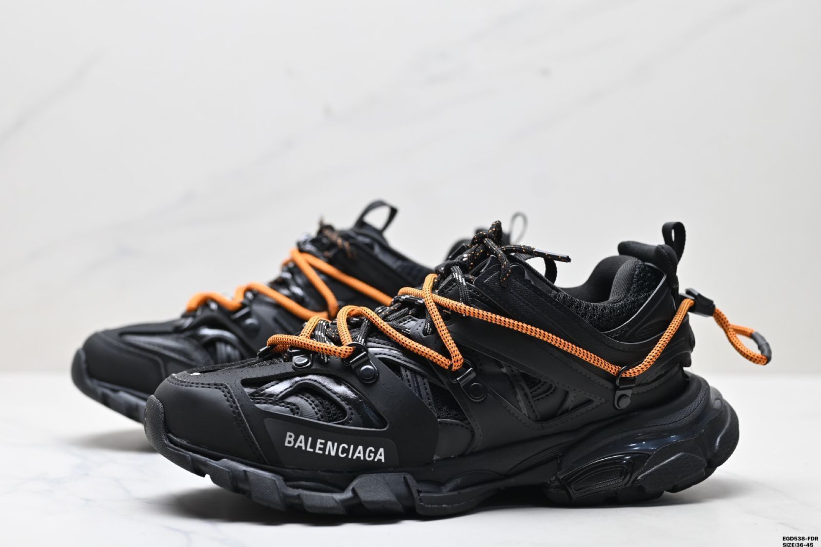 バレンシアガ（Balenciaga）Track Trail 丸首（まるがしら