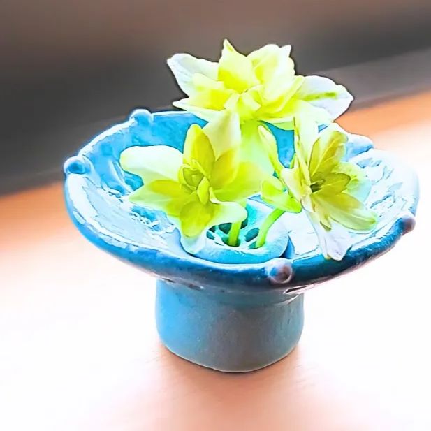 ターコイズ花柄の一輪挿し 小さな花が主役になる一輪挿し ターコイズブルー - メルカリ