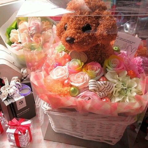 翌日配送～ プードル ぬいぐるみ入り 花束風 ギフト レインボーローズ プリザーブドフラワー入り ケース付き