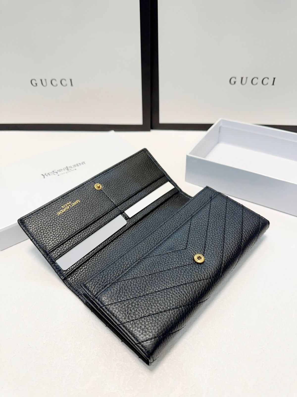 各種消費カードの伝票など 頭層の牛革を採用し