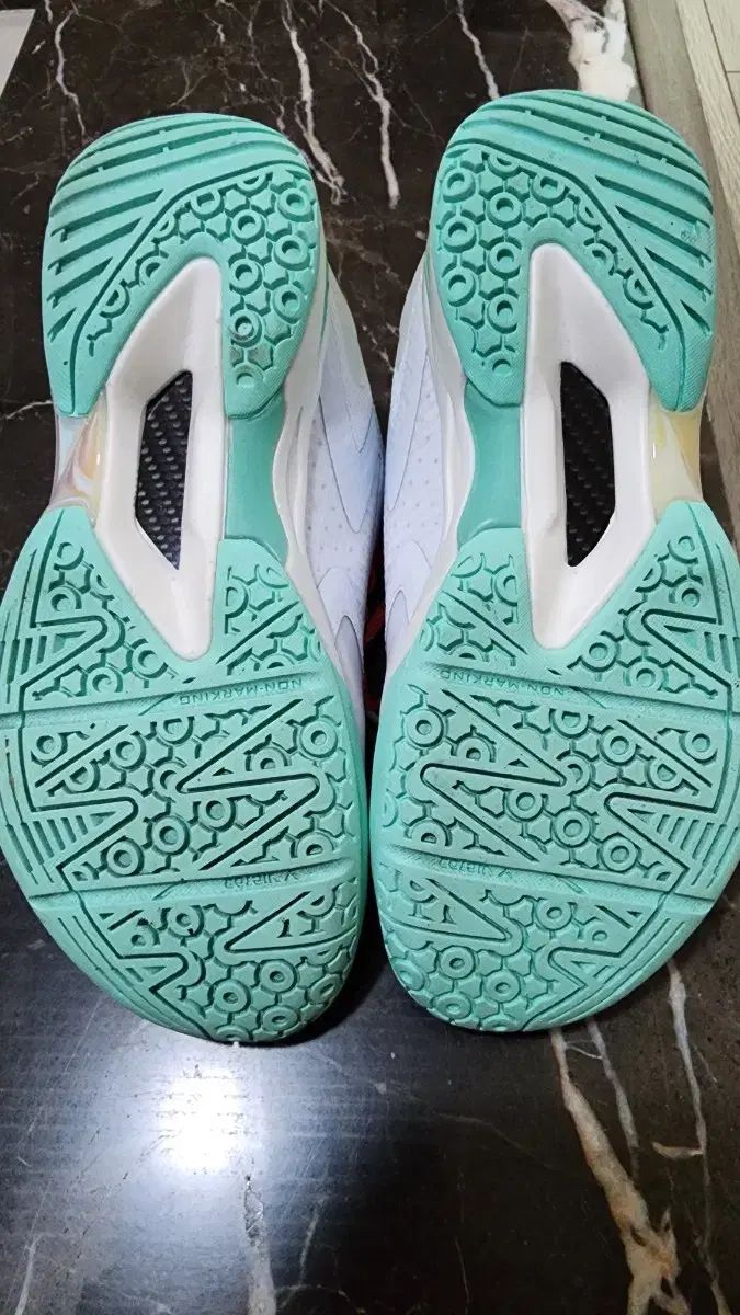 バドミントンシューズ ビクター a970 ニトロライト AG 240 サイズ