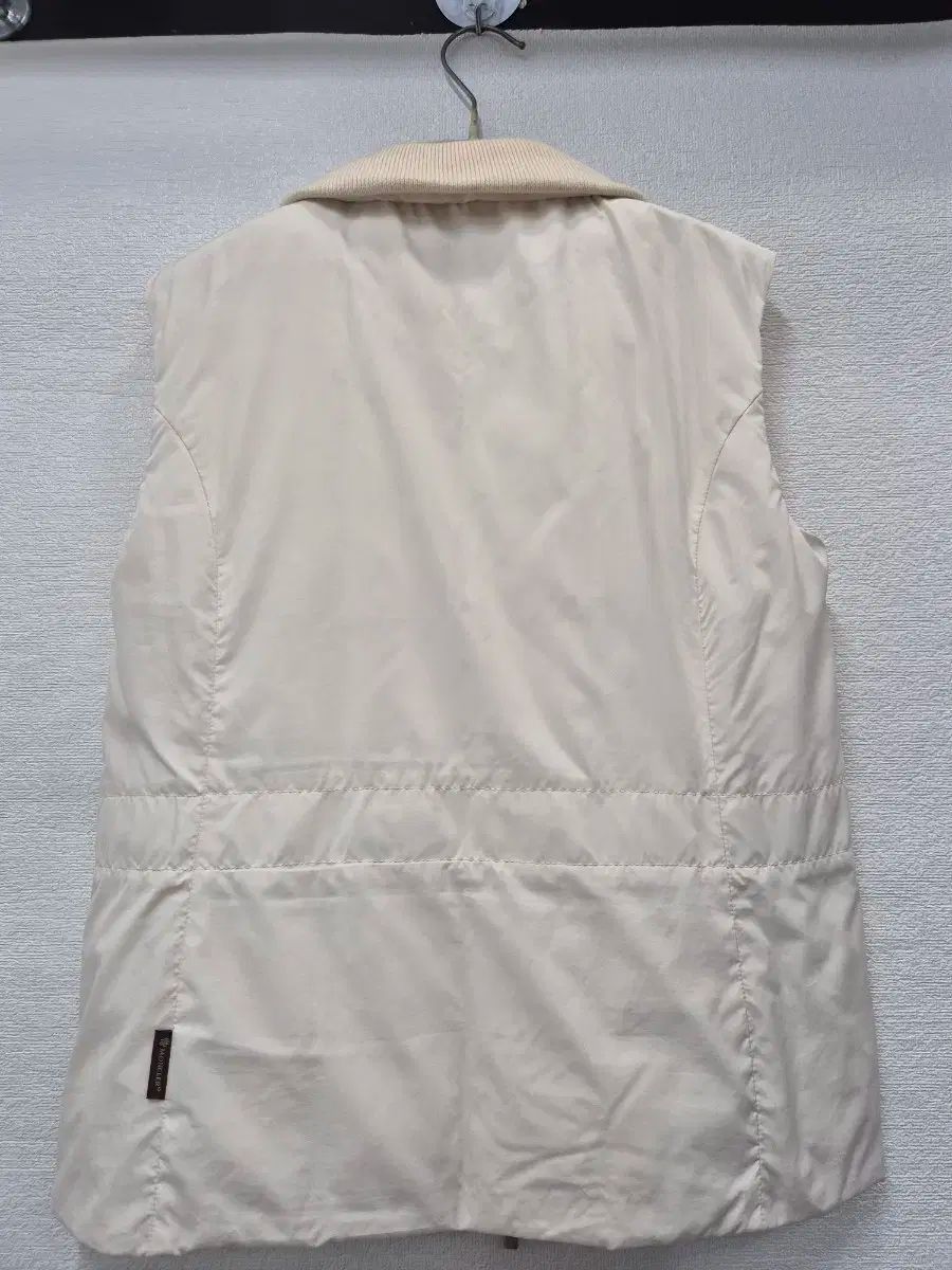 ベスト アイボリー