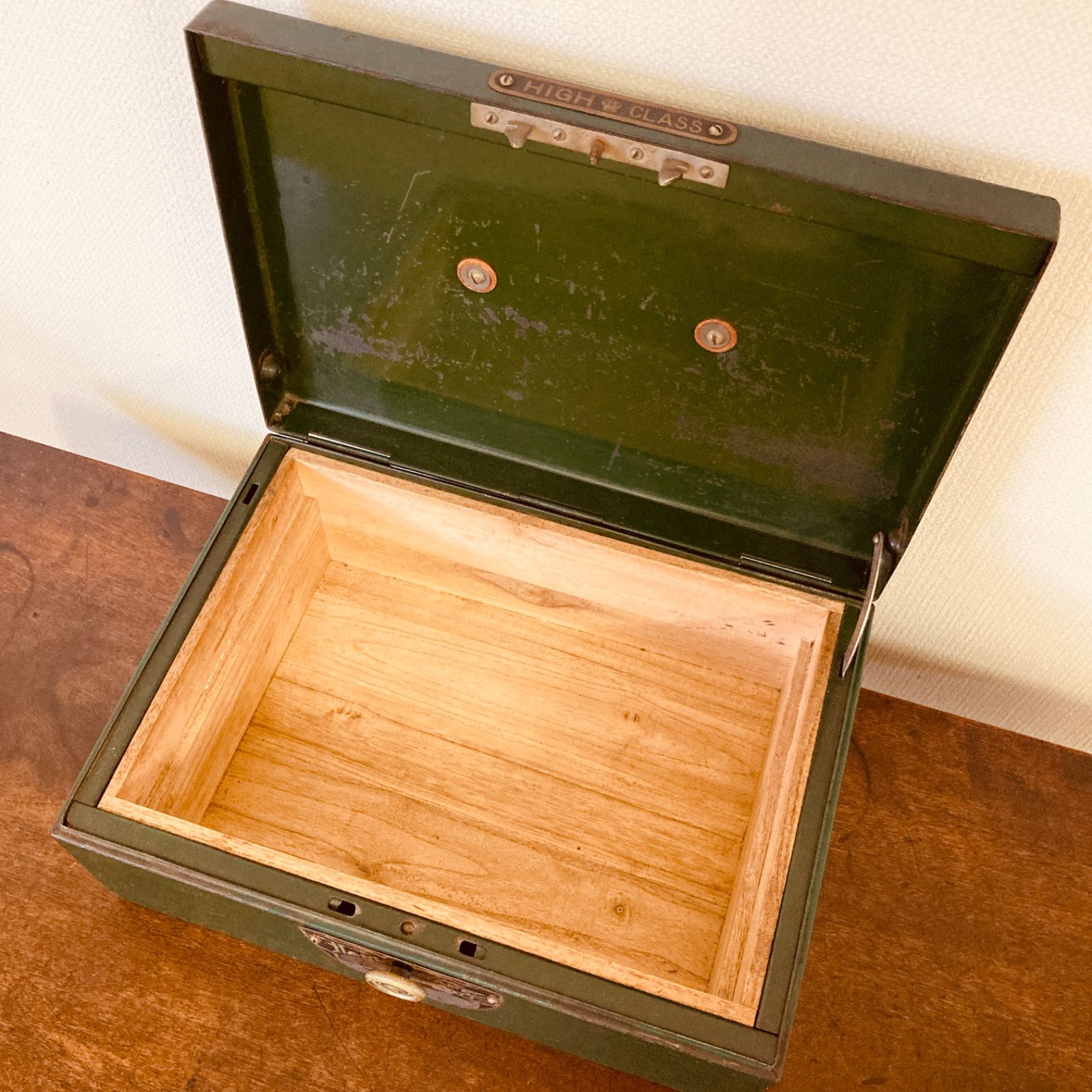 昭和レトロ 古い手提げ金庫（深緑いろ） - メルカリ