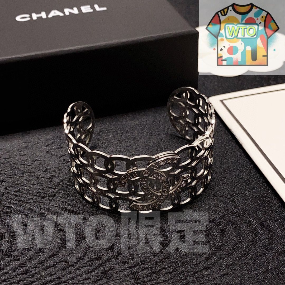 CHANEL バングル 黒 ダブルCロゴ チェーンデザイン CHANEL バングル 黒 ダブルCロゴ チェーンデザイン