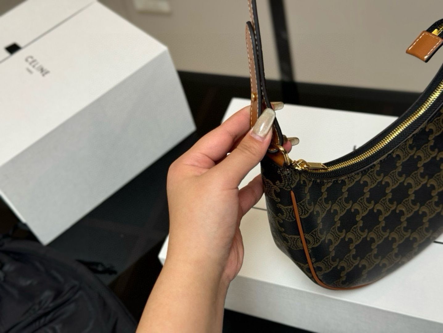 【CELINE】アヴァ ミディアム ストラップバッグ ストラップ CELINE AVA(セリーヌ アヴァ) - 海外通販のBUYMA