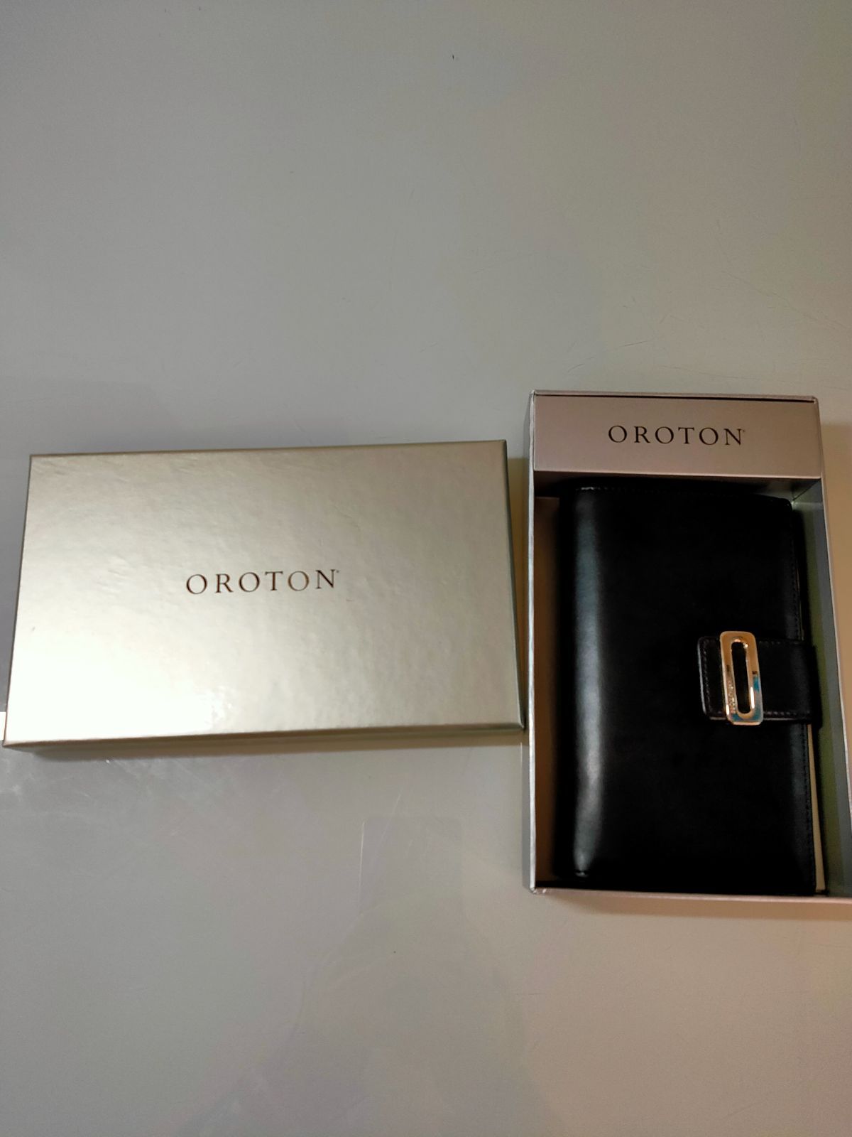 OROTON オロトン 二つ折り 財布 ブラック シンプル 箱付き - メルカリ