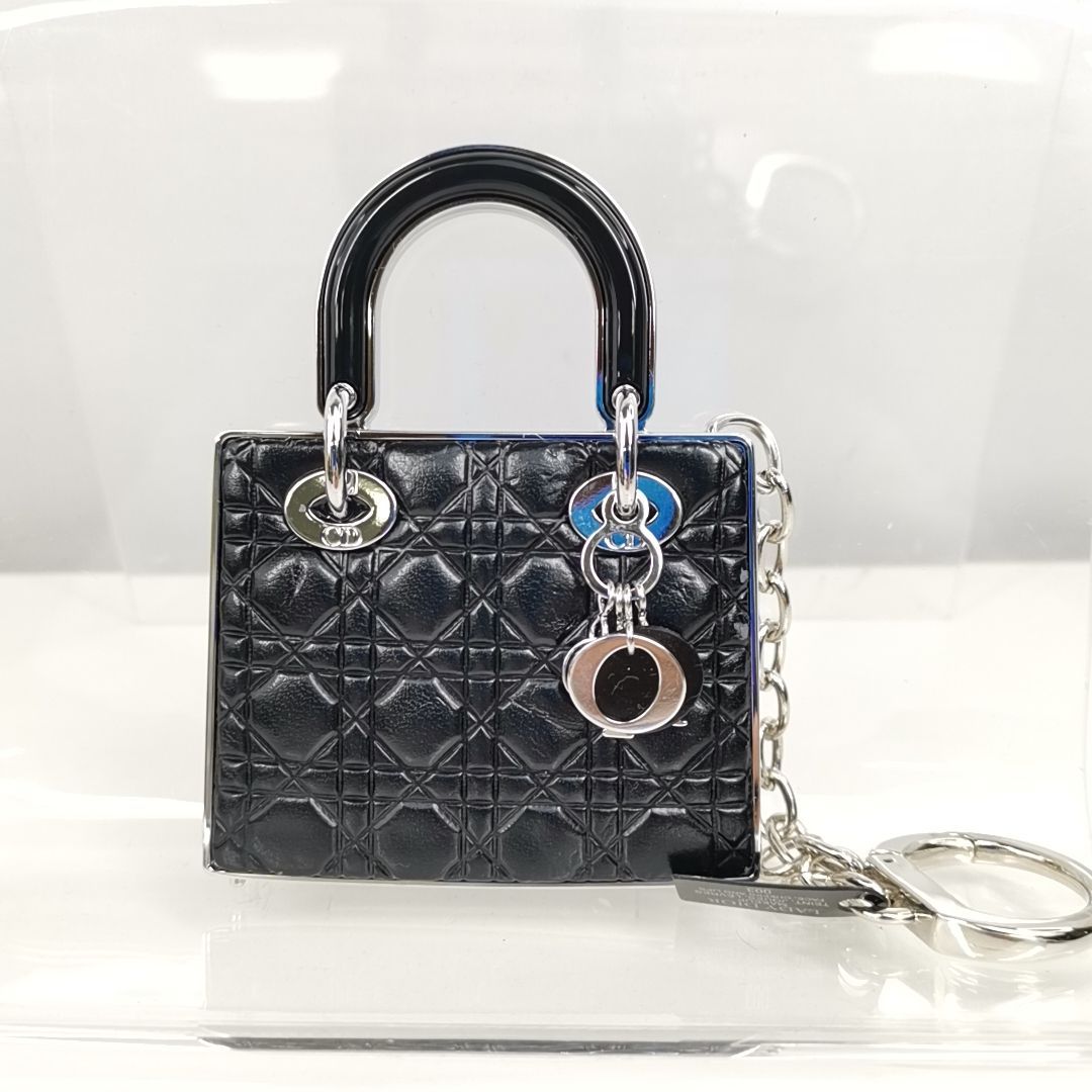 Dior コスメ レディ ディオール フレンチ シック 003 バッグチャーム DIOR】実用的で洗練された新作「CD シグネチャー」ヴァニティ