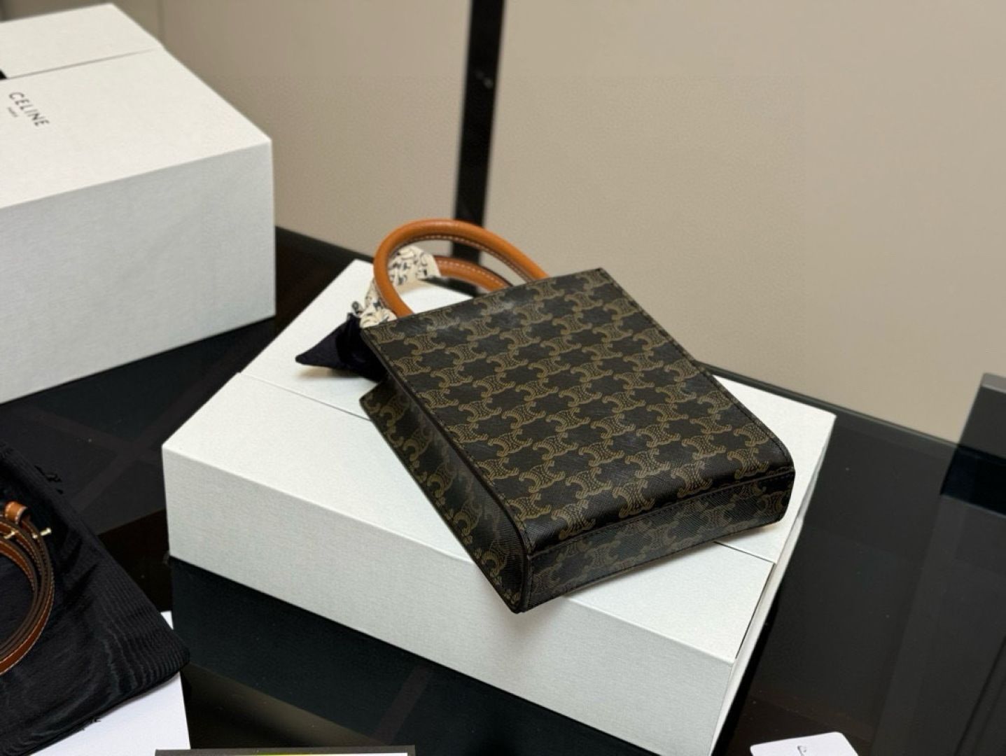 【コンビニ受取対応商品】 Celine] ミニトートバッグ セリーヌ | 専用ボックス付き - バッグ