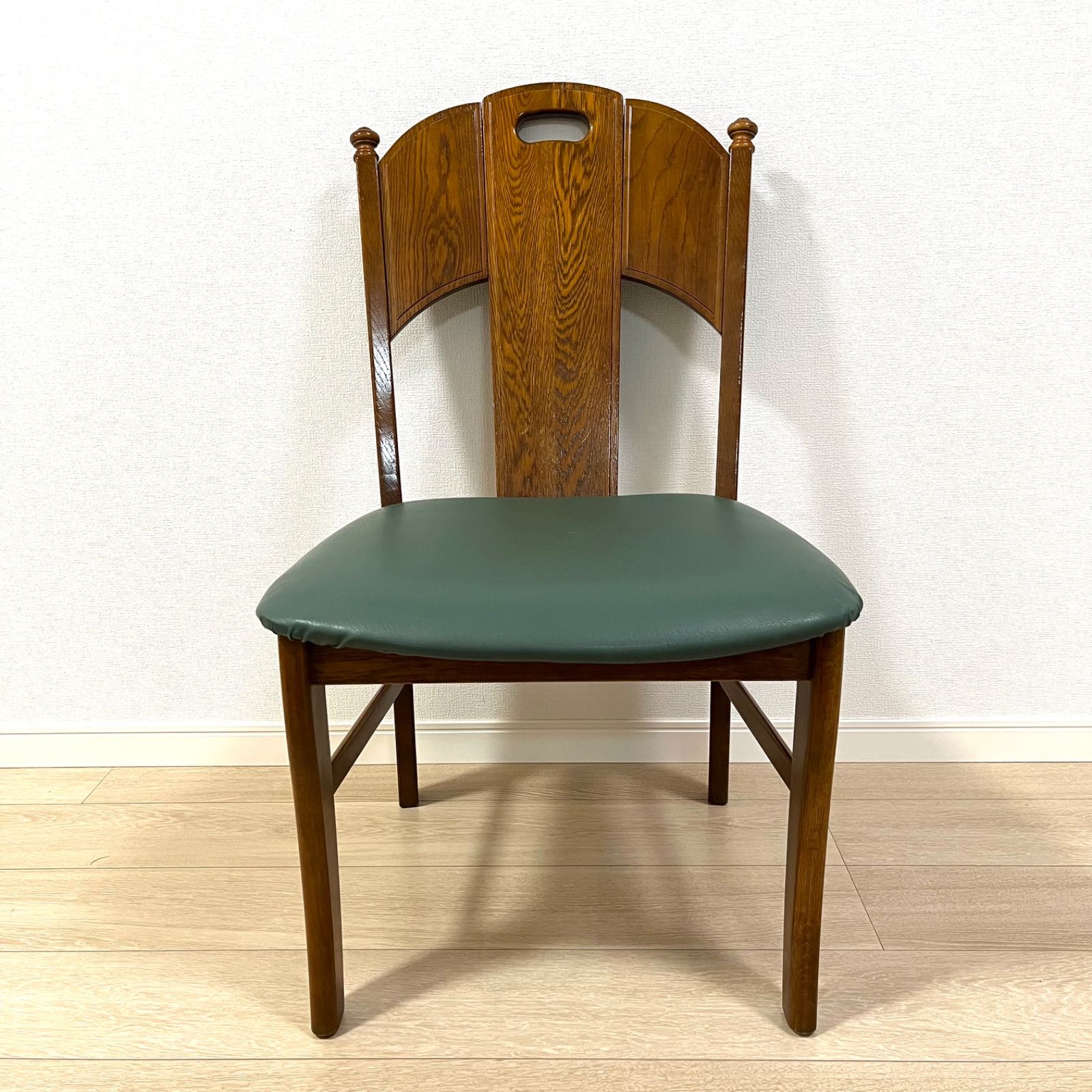 た45 karimoku カリモク ダイニングチェア オーク材 グリーン レザー調 クラシックモダン 北欧スタイル