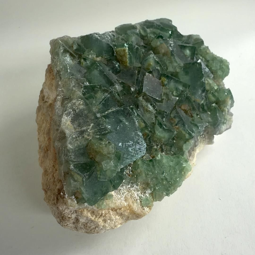 E31613 強い蛍光 マダガスカル産 蛍石 クラスター フローライト 蛍光鉱物 天然石 鉱物 原石 パワーストーン