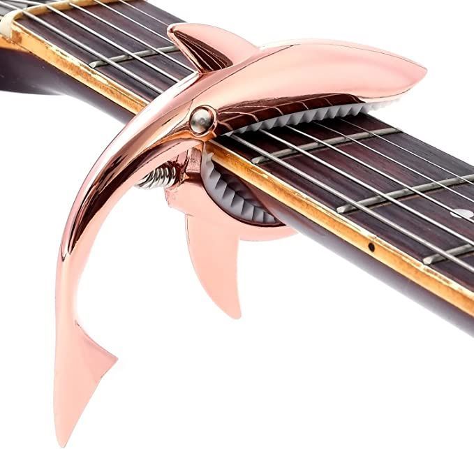 カポタスト アコギ ギター 【ブロンズ/ブラック/クローム 強力に弦をホールド！】 ワンタッチ カポ サメ 「サメをモチーフにしたメタリックで、 かっこいいデザインです」 シャーク ギター カポ ウクレレ カポ - メルカリ