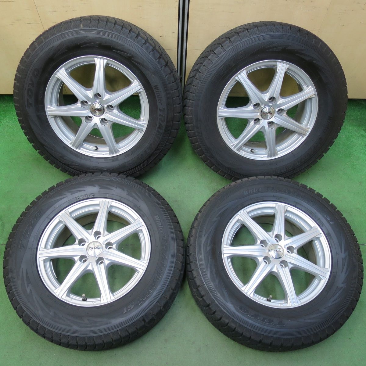 バリ溝 キレイ 9.5分 スタッドレス 225 70R16 トーヨー ウインター トランパス S1 Treffer トレファー 16インチ PCD114.3 5H 5100201イス