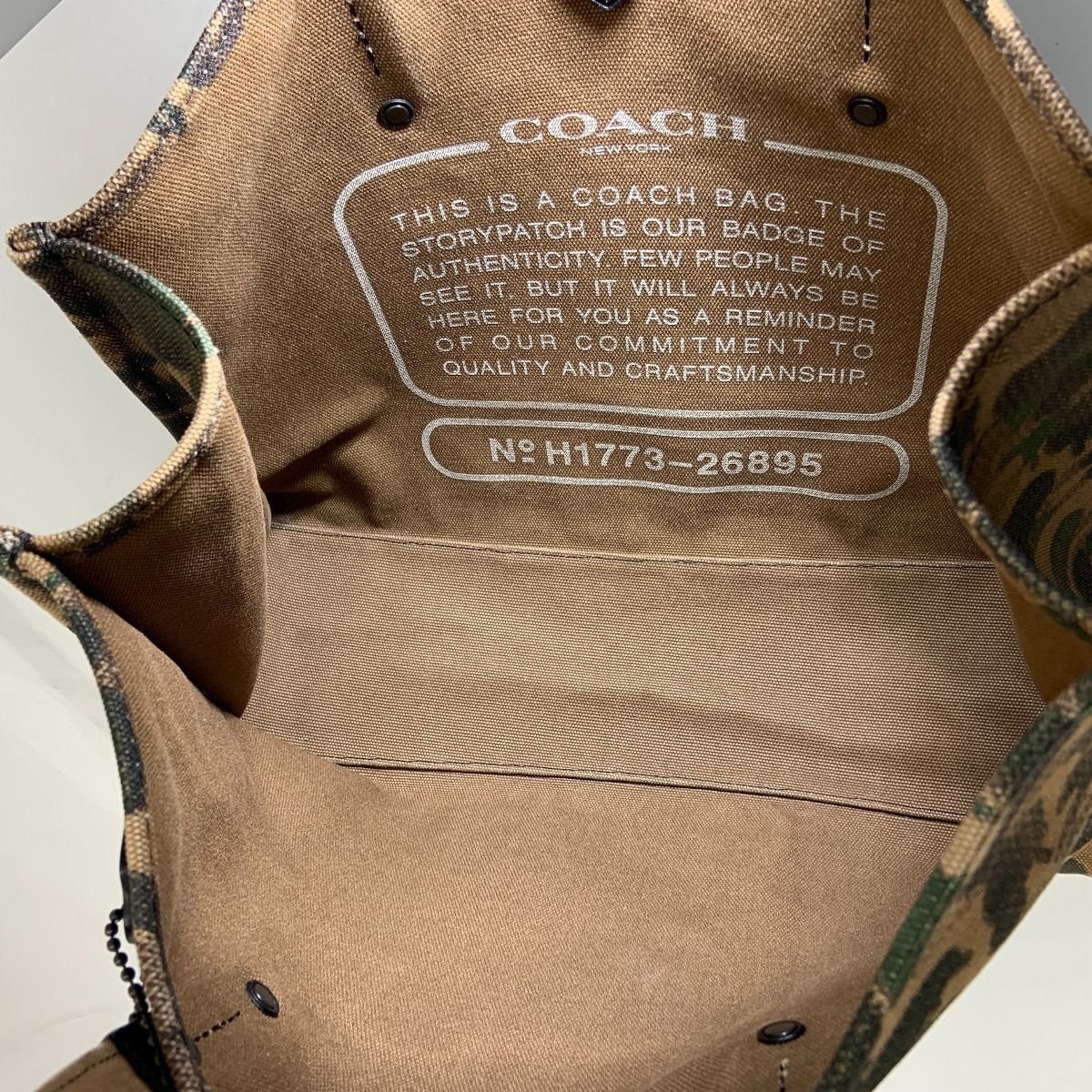 〇〇COACH コーチ レキシー トート 42 カモフラ柄 迷彩 恐竜 〇〇COACH コーチ レキシー トート 42 カモフラ柄 迷彩 恐竜